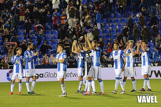 Los jugadores saludan al público tras el triunfo | Foto: Gema Gil (Vavel)