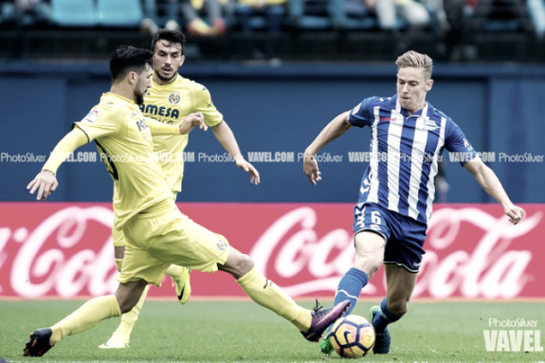 Marcos Llorente lucha un balón ante un jugador del Villarreal | Foto: VAVEL