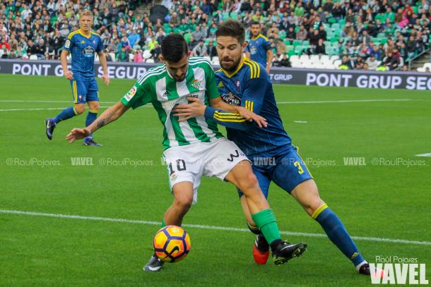 Dani Ceballos peleando un balón durante el Betis - Celta de Vigo | Foto: Raúl Pajares (Vavel)