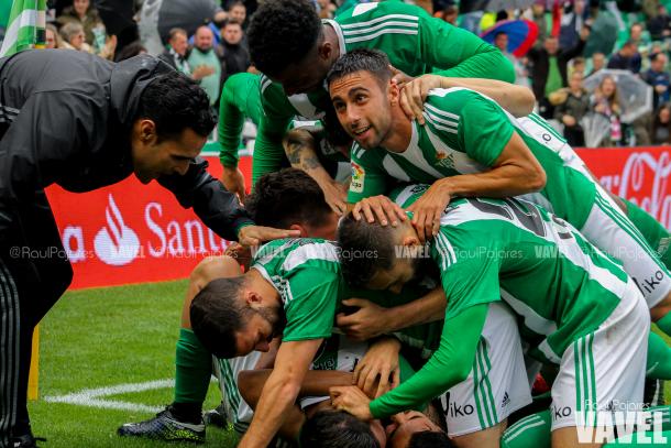 Los jugadores béticos celebran el gol de Sanabria frente al Celta | Foto: Raúl Pajares (Vavel)