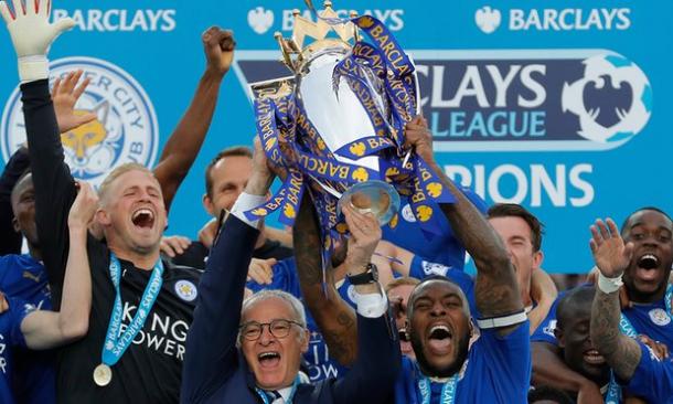 Morgan levanta el título de liga junto a Ranieri. Foto: The Guardian