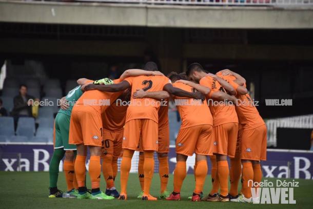 Los jugadores del Reus en los instantes previos al duelo ante el Barcelona B | Foto: Noelia Déniz (Vavel)