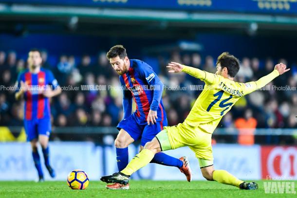 Leo Messi intenta superar a Manu Trigueros en el partido de Liga del curso 2016-17 en el Estadio de la Cerámica | Imagen: Photo Silver - VAVEL