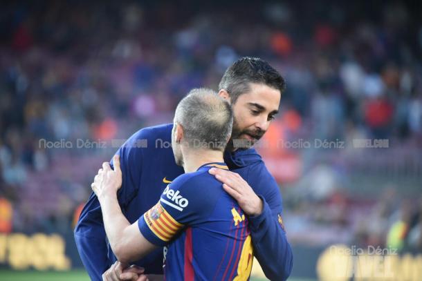Navarro e Iniesta, dos leyenda blaugranas, se saludan en el día que el Barça presenta las copas de esta temporada. | Foto: Noelia Déniz (VAVEL)