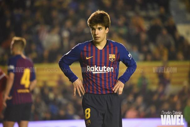 Riqui Puig con el primer equipo ante el Girona | Fuente: Noelia Déniz (VAVEL)