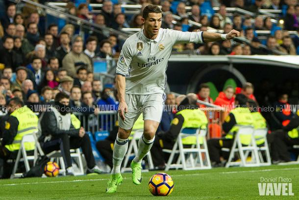 Cristiano Ronaldo con el balón | Imagen: Daniel Nieto - VAVEL
