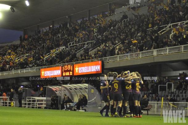 Las jugadoras del FC Barcelona celebrando un gol al lado de la grada. FOTO: Noelia Déniz