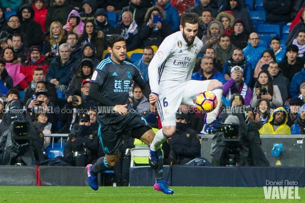 Nacho ante Carlos Vela. Fuente Daniel Nieto VAVEL