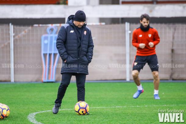 Jorge Sampaoli durante un entrenamiento con el Sevilla F.C. // VAVEL