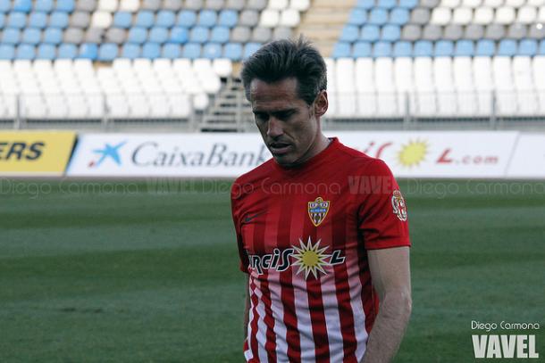 Corona retirándose cabizbajo al término del UD Almería 0-0 Girona FC. | Foto: Diego Carmona (VAVEL)