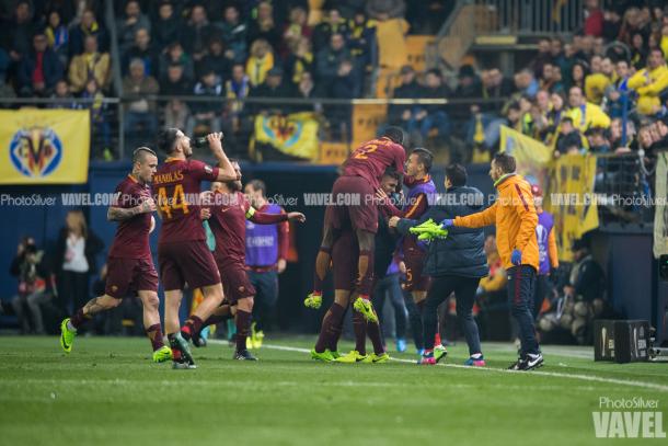 La Roma celebra uno de sus goles en Vila-real | Foto: Silvestre Szpylma (VAVEL.com)
