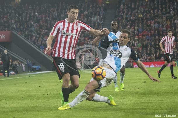 De Marcos pelea la pelota en el encuentro frente al Deportivo. | UGS Vision.