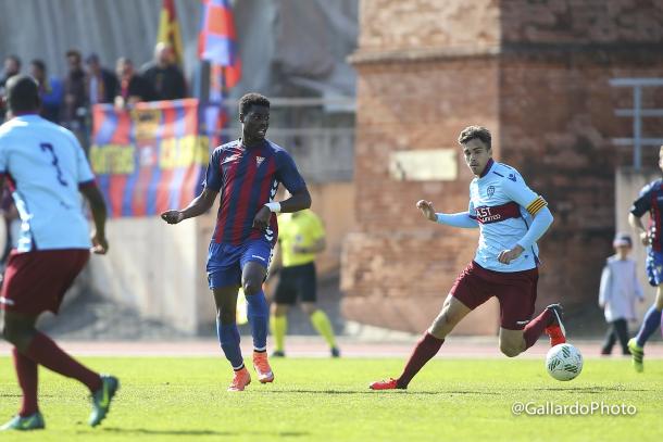 Niko Kata repitió titularidad en el centro del campo | Foto: CF Gavà