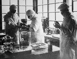 Miembros de la Unidad 731 experimentando en uno de los laboratorios (Weebly)