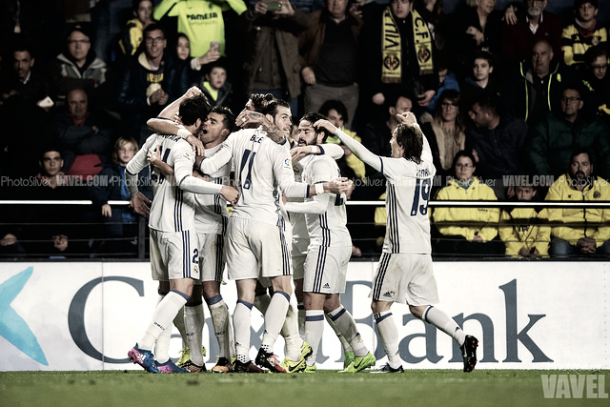Los jugadores del Real Madrid celebran un gol en el Estadio de la Cerámica. | Foto: PhotoSilver - VAVEL 