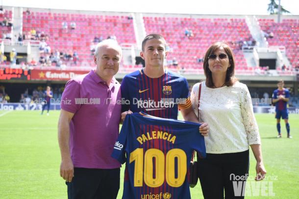 Sergi Palencia recibió un homenaje por llegar a los 100 partidos con el filial | Foto: Noelia Déniz - VAVEL