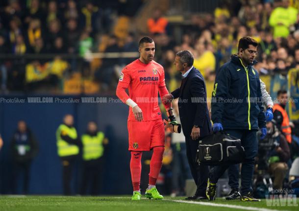 Asenjo se retira lesionado en el encuentro ante el Real Madrid | Imagen: Silvestre Szpylma (VAVEL.com)