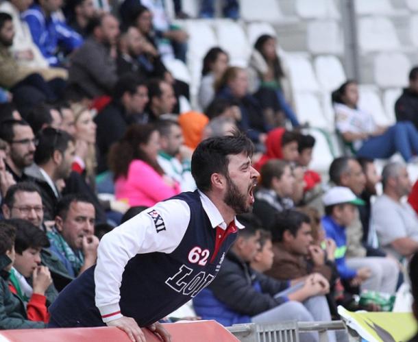 Un aficionado desesperado grita a los jugadores | Foto: Luis Alguacil (cordobadeporte.com)