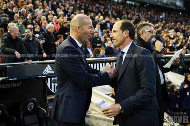 Voro y Zidane se saludan antes del enfrentamiento entre Valencia y Real Madrid. Foto: PhotoSilver | Vavel.com 