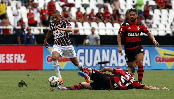 Em contra-ataque, Wellington aproveitou a falha da defesa do Flamengo e o escorregão de Pará para anotar o primeiro gol do clássico (Foto: Divulgação/Fluminense FC)