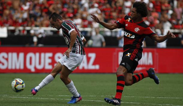 Arão não conseguiu acompanhar Lucas, autor do terceiro gol do Flu (Foto: Divulgação/Fluminense FC)