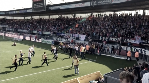 Los jugadores del FC Emmen celebran el ascenso ante la afición desplazada al Sparta Stadion. | Foto: FC Emmen