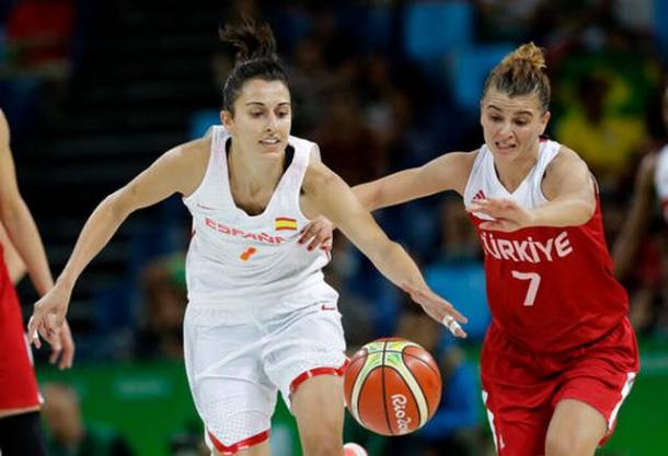 Spain's Alba Torrens, left, fights for a loose ball with Turkey's Birsel Vardarli Demirmen during their quarterfinal game at the Olympics/Photo: Charlie Niebergall/Associated Press