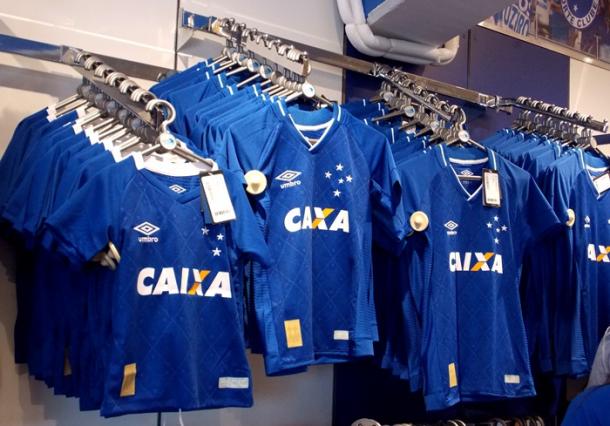 A nova camisa do Cruzeiro já etá disponível para os torcedores (Foto: Divulgação/Umbro)