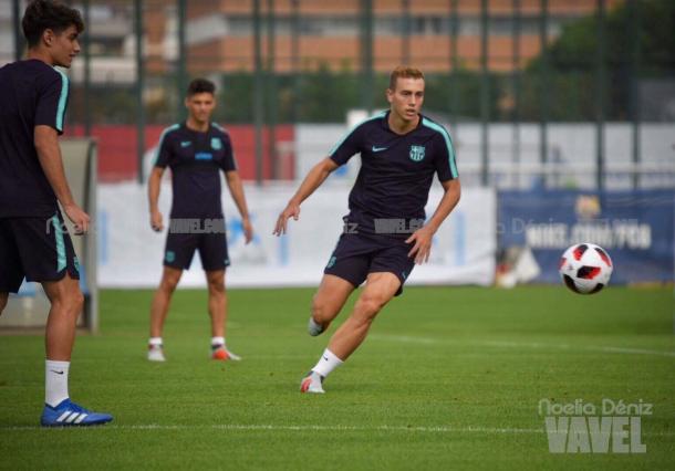 Oriol Busquets con Alex Collado y Ferran Sarsanedas en pleno rondo durante el inicio del entrenamiento. Foto: Noelia Déniz, VAVEL.com