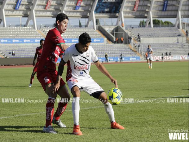 Diego Jiménez y Jhonny Magallón en el duelo que sostuvieron ambos equipos en la Jornada 15 | Foto: Gerardo Cano VAVEL