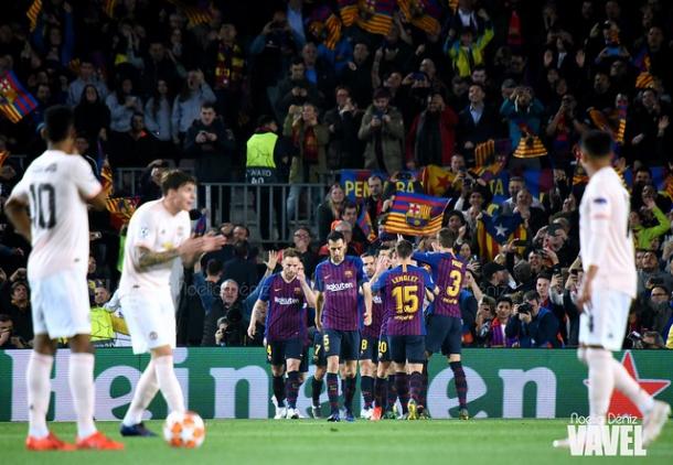 Los jugadores del FC Barcelona celebrando un gol ante la mirada de los futbolistas del Manchester United. FOTO: Noelia Déniz