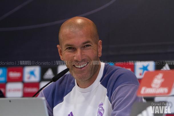 Zidane sonriente en rueda de prensa. Imagen: Daniel Nieto (VAVEL)