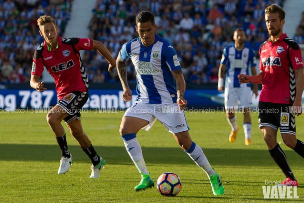 Cristian Santos persiguiendo a un jugador del Leganés, en el último partido de la temporada pasada. Fuente: Daniel Nieto (VAVEL)