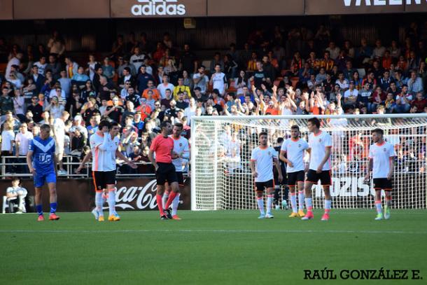 Jugadores del Mestalla frente al Badalona | Raúl González (www.vavel.com)