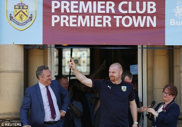 Dyche celebrando el ascenso del Burnley. Foto: Reuters