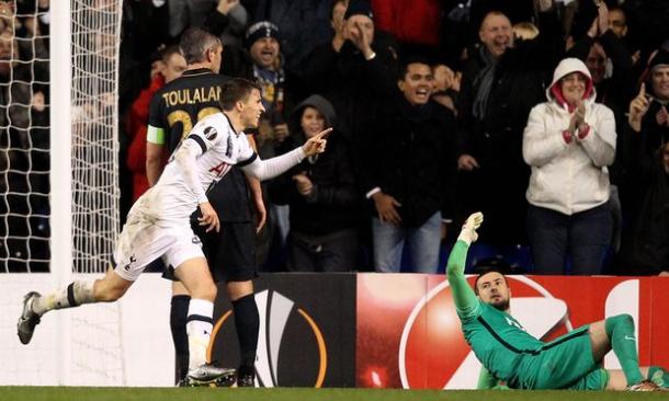 Carroll celebra el cuarto del Tottenham. Foto: UEFA