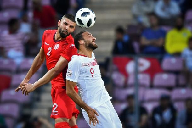  Maâloul  disputando el balón con Tosun | Foto: FIFA 