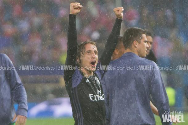 Luka Modric celebra el pase a la final de Cardiff bajo la lluvia I Foto: Daniel Nieto (VAVEL)