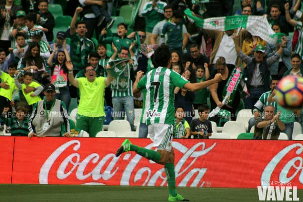 Rubén Pardo celebra su único gol con el Real Betis. | Foto: Raúl Pajares (VAVEL.com)