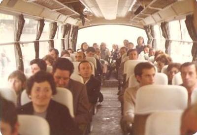 Peñistas en un autobús en su viaje a Granada. | Imagen: Archivo Peña Covadonga.