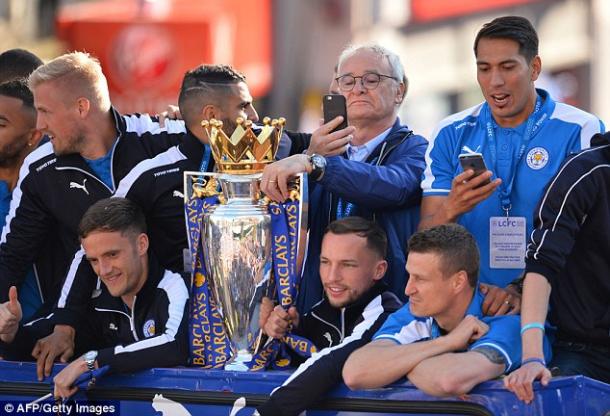 Los jugadores en el autobús del Leicester celebrando. Foto: Getty Images