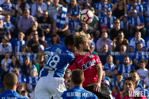 Jugadores del Alavés y Leganés, peleando por un balón. Fuente: Daniel Nieto (VAVEL)