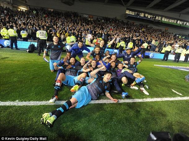 Los jugadores del Wednesday celebran en el AMEX Stadium. Foto: Daily Mail