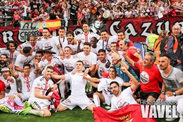 El equipo de Cultural Leonesa celebrando la victoria contra el filial del Barcelona | Fotografía: Alberto Brevers (VAVEL)