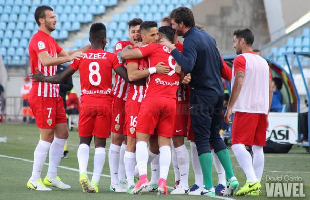 Los jugadores de la UD Almería celebran un gol ante el CD Numancia. (FOTO: David García - VAVEL)