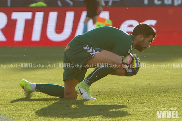 Fernando Pacheco, cancerbero del Deportivo Alavés detiene un balón. Fuente: Daniel Nieto (VAVEL)