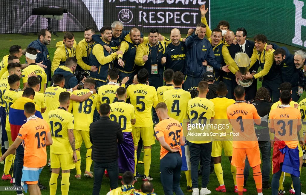 Unai Emery, Head coach of Villarreal holds the UEFA Europa trophy as he celebrate with teammates following the UEFA <strong><a  data-cke-saved-href='https://www.vavel.com/en/football/2022/10/09/premier-league/1125796-ronaldo-will-score-more-insists-ten-hag-after-historic-goal.html' href='https://www.vavel.com/en/football/2022/10/09/premier-league/1125796-ronaldo-will-score-more-insists-ten-hag-after-historic-goal.html'>Europa League</a></strong> Final between Villarreal CF and <strong><a  data-cke-saved-href='https://www.vavel.com/en/football/2022/10/22/premier-league/1127207-four-things-we-learnt-as-man-united-snatch-a-point-at-the-death-against-chelsea.html' href='https://www.vavel.com/en/football/2022/10/22/premier-league/1127207-four-things-we-learnt-as-man-united-snatch-a-point-at-the-death-against-chelsea.html'>Manchester United</a></strong> at Gdansk Arena on May 26, 2021 in Gdansk, Poland. (Photo by Aleksandra Szmigiel - Pool/Getty Images)