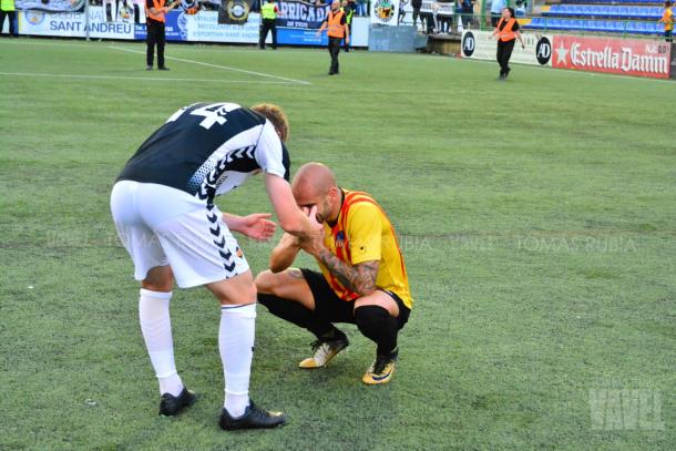 Los jugadores del Castellón consolaron a sus rivales | Foto: Tomás Rubia - VAVEL