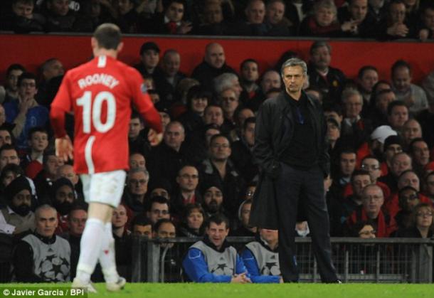 Mourinho observa a Rooney en un partido en Old Trafford. Foto: Daily MAi
