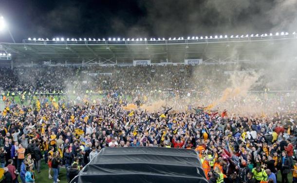 Los aficionados del Hull invadieron el campo tras el pitido final. Foto: Getty Images
